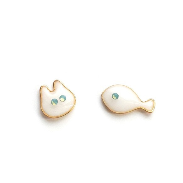 猫と魚 ピアス（白） 1枚目の画像