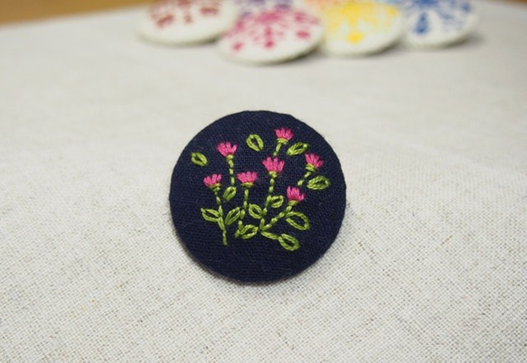 刺繍ブローチ(ネイビー）　スプレーマムpink 1枚目の画像