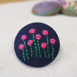 刺繍ブローチ(ネイビー） 　ヒガンバナ 1枚目の画像