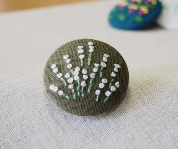 刺繍ブローチ（カーキ）　ラベンダー 2枚目の画像