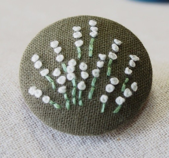 刺繍ブローチ（カーキ）　ラベンダー 3枚目の画像