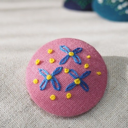 刺繍ブローチ（ピンク）舞う花粉 1枚目の画像