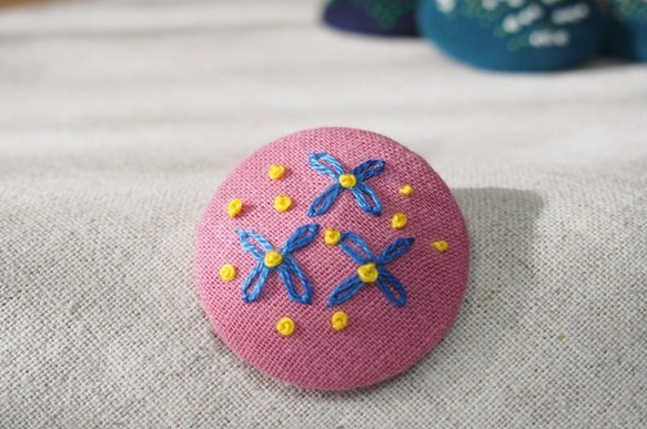 刺繍ブローチ（ピンク）舞う花粉 1枚目の画像