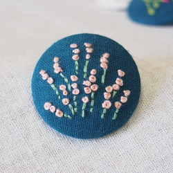 刺繍ブローチ（フォレストグリーン）　ラベンダー サーモンピンク 2枚目の画像