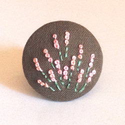 刺繍ブローチ（カーキ）　ラベンダー サーモンピンク 1枚目の画像