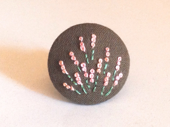 刺繍ブローチ（カーキ）　ラベンダー サーモンピンク 2枚目の画像