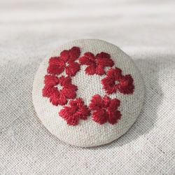 刺繍ブローチ（綿麻）　クローバーred 2枚目の画像