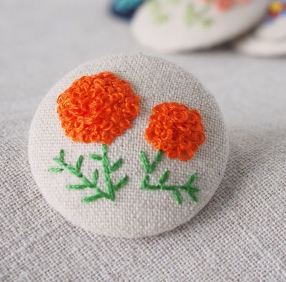 刺繍ブローチ（綿麻）　オレンジダリア 2枚目の画像