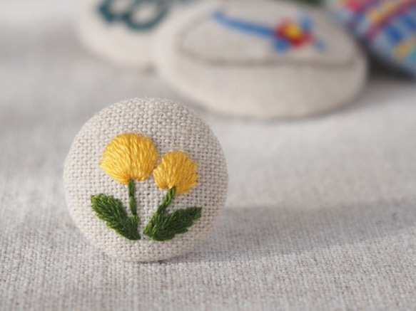 小さな刺繍ブローチ（綿麻）　たんぽぽ 1枚目の画像