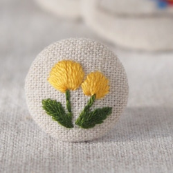 小さな刺繍ブローチ（綿麻）　たんぽぽ 2枚目の画像