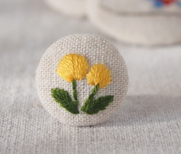 小さな刺繍ブローチ（綿麻）　たんぽぽ 2枚目の画像