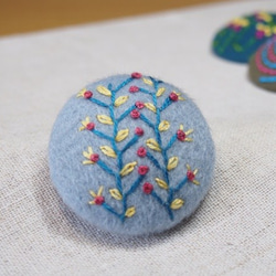 刺繍ブローチ☆ 未確認植物(ライトグレー） 2枚目の画像