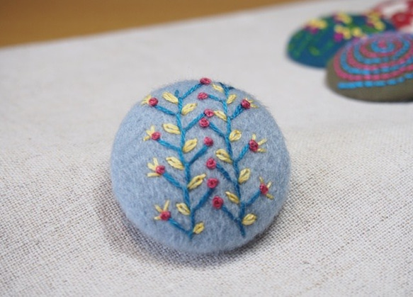 刺繍ブローチ☆ 未確認植物(ライトグレー） 2枚目の画像