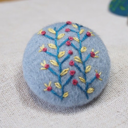 刺繍ブローチ☆ 未確認植物(ライトグレー） 3枚目の画像