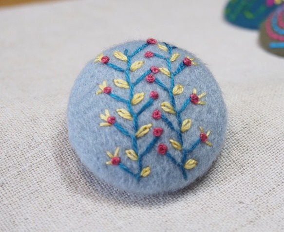 刺繍ブローチ☆ 未確認植物(ライトグレー） 3枚目の画像