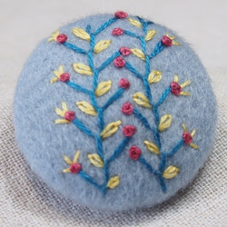 刺繍ブローチ☆ 未確認植物(ライトグレー） 4枚目の画像