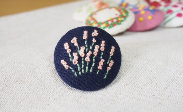 刺繍ブローチ（ネイビー）　ラベンダー サーモンピンク 1枚目の画像