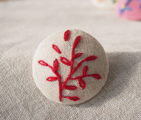 刺繍ブローチ（綿麻）　あかい樹 2枚目の画像