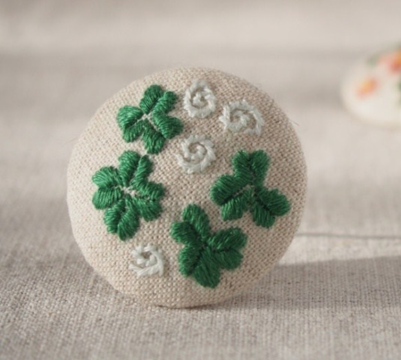 刺繍ブローチ（綿麻）　しろつめ草 2枚目の画像