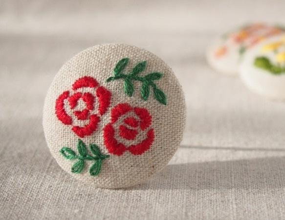 刺繍ブローチ（綿麻）　赤いバラ 1枚目の画像