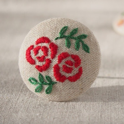 刺繍ブローチ（綿麻）　赤いバラ 2枚目の画像