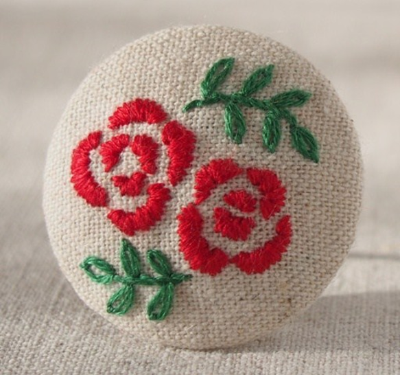 刺繍ブローチ（綿麻）　赤いバラ 3枚目の画像