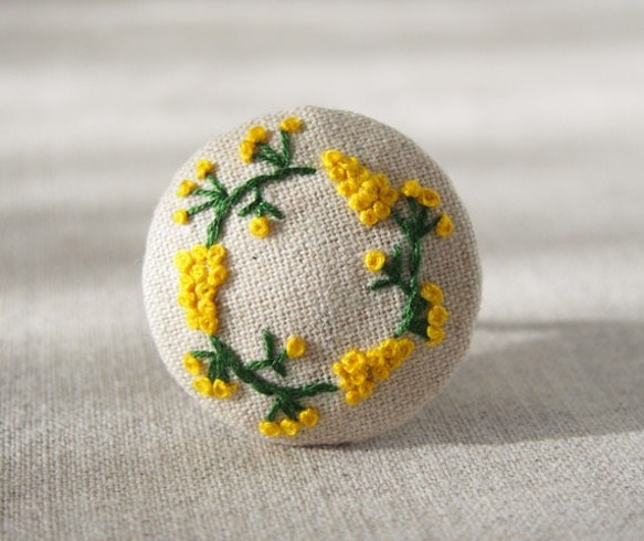 刺繍ブローチ（綿麻）　ミモザのリース 2枚目の画像