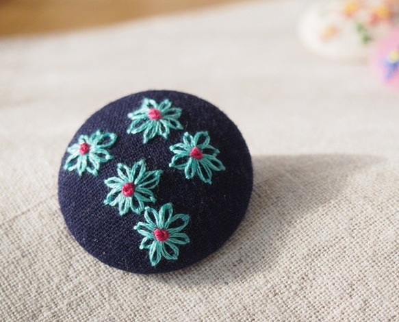 刺繍ブローチ（ネイビー） 1枚目の画像