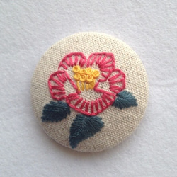 刺繍ブローチ（綿麻）椿　ヘアゴム可 2枚目の画像