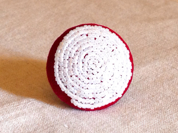 ビーズ刺繍ブローチ（ハーフリネン） 1枚目の画像