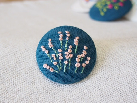 刺繍ブローチ（フォレストグリーン）　ラベンダー サーモンピンク 2枚目の画像