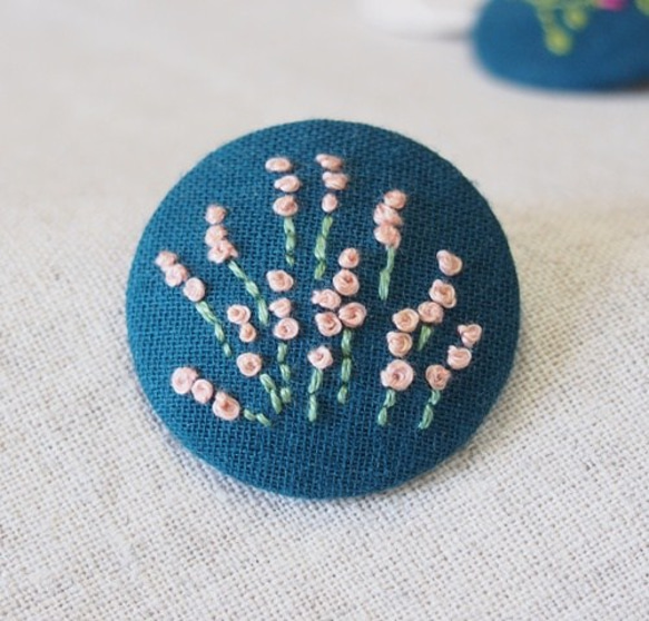 刺繍ブローチ（フォレストグリーン）　ラベンダー サーモンピンク 3枚目の画像