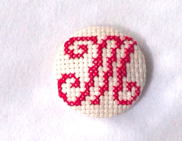 送料無料 アルファベット 刺繍ブローチ(ヘアゴム可)M.T.O 1枚目の画像
