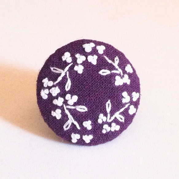 刺繍ブローチ(綿麻パープル)忘れな草のリース　ヘアゴム可 2枚目の画像