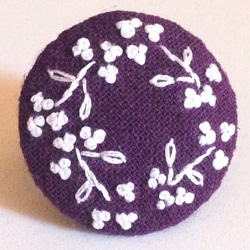刺繍ブローチ(綿麻パープル)忘れな草のリース　ヘアゴム可 3枚目の画像