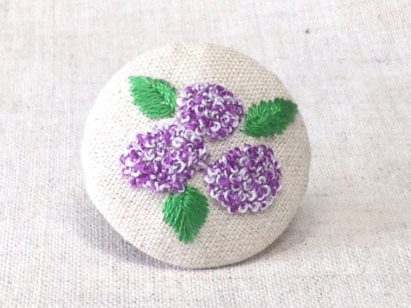 刺繍ブローチ（綿麻）紫陽花 むらさき色 1枚目の画像