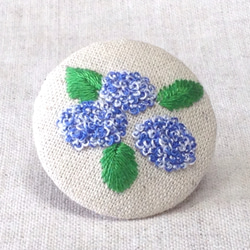 刺繍ブローチ（綿麻）紫陽花 あお色 1枚目の画像