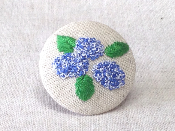 刺繍ブローチ（綿麻）紫陽花 あお色 1枚目の画像