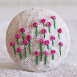 送料無料 刺繍ブローチ  お花畑 ピンク ヘアゴム可　 くるみボタン 2枚目の画像