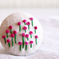 送料無料 刺繍ブローチ  お花畑 ピンク ヘアゴム可　 くるみボタン 1枚目の画像