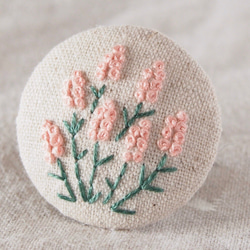 刺繍ブローチ ムスカリ(サーモンピンク) ヘアゴム可 くるみボタン　送料無料 2枚目の画像