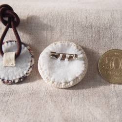 刺繍ブローチ ムスカリ(サーモンピンク) ヘアゴム可 くるみボタン　送料無料 3枚目の画像