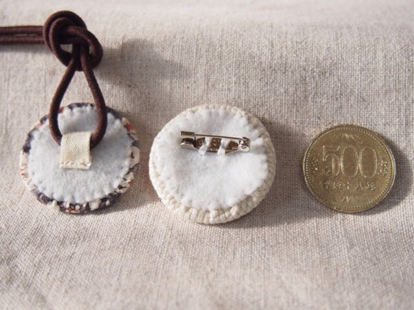 刺繍ブローチ ムスカリ(サーモンピンク) ヘアゴム可 くるみボタン　送料無料 3枚目の画像