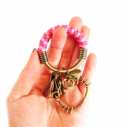 【UNA-優娜手作】 鑰匙圈(小)5.3CM 桃紅＋粉紅+簍空KITTY貓 手工 編織 腊繩 鐵環 客製化 第3張的照片