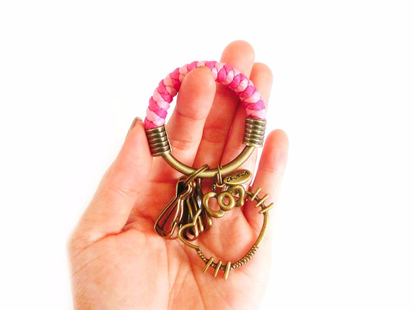 【UNA-優娜手作】 鑰匙圈(小)5.3CM 桃紅＋粉紅+簍空KITTY貓 手工 編織 腊繩 鐵環 客製化 第3張的照片