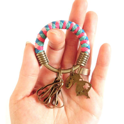【UNA-優娜手作】 鑰匙圈(小)5.3CM 桃紅＋粉紅＋亮藍＋湖水綠+愛麗絲夢遊仙境 手工 編織 腊繩 客製化 第4張的照片