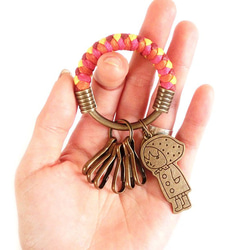 【UNA-優娜手作】 鑰匙圈(小)5.3CM 酒紅＋桃紅＋橘色＋黃色＋純樸小女孩 手工 編織 腊繩 鑰匙圈 客製化 第3張的照片