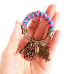 【UNA-優娜手作】 鑰匙圈(小)5.3CM 桃紅＋亮藍＋湖水綠＋愛麗絲白兔先生 手工 編織 腊繩 客製化 第3張的照片
