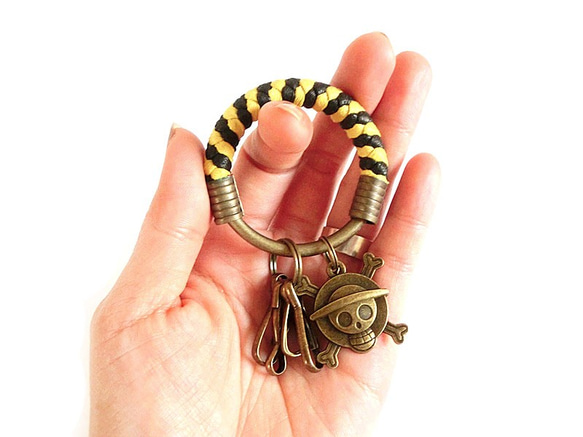 【UNA-優娜手作】 鑰匙圈(小)5.3CM 亮黃＋黑+海賊王標誌 手工 編織 腊繩 鐵環 客製化 第4張的照片