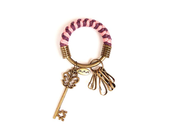 【UNA-優娜手作】 鑰匙圈(小)5.3CM 粉紅＋深紫＋復古鑰匙 手工 編織 腊繩 鐵環 客製化 第1張的照片